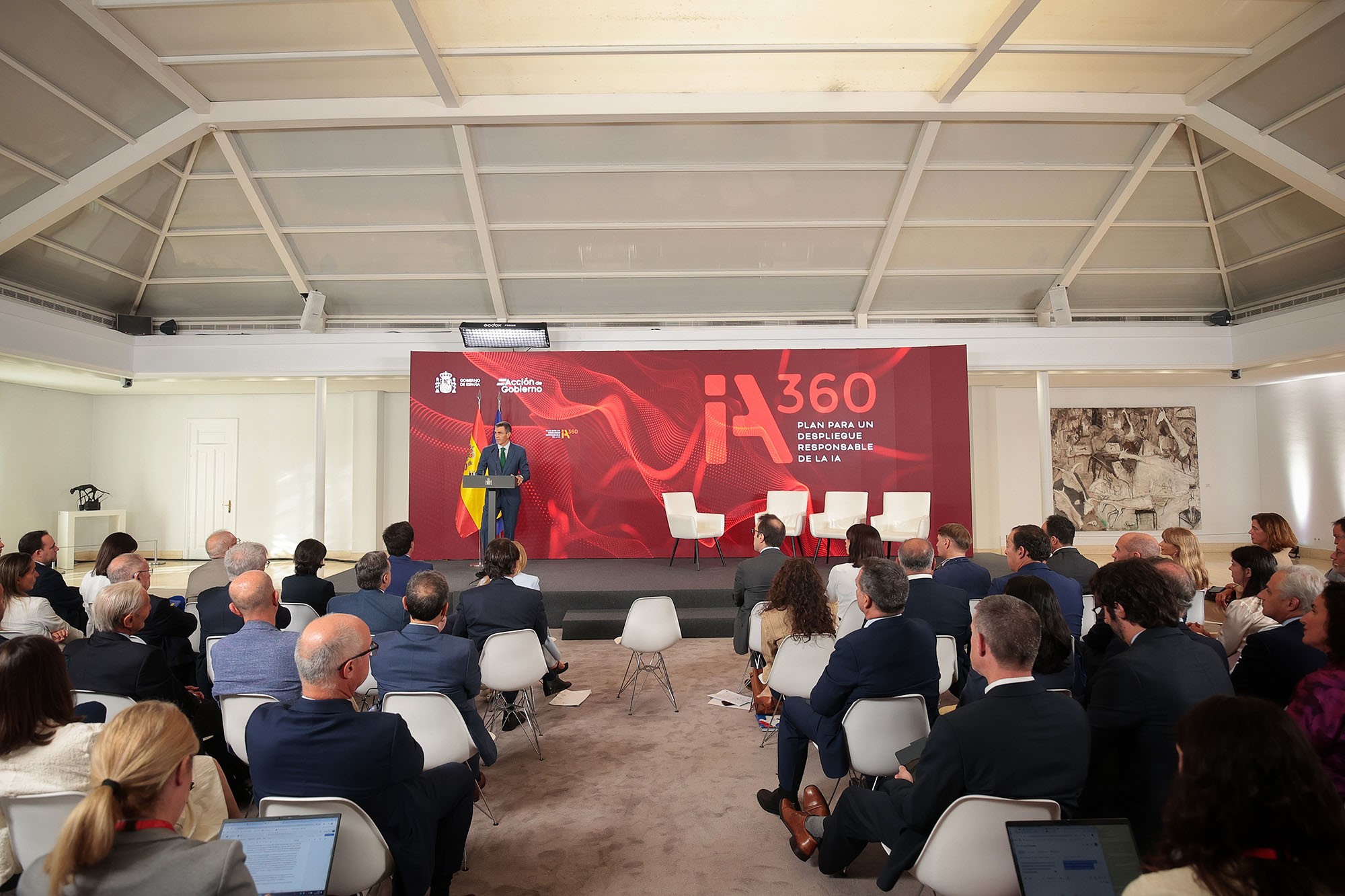 Pedro Sánchez interviene ante los asistentes a la presentación del Plan IA360